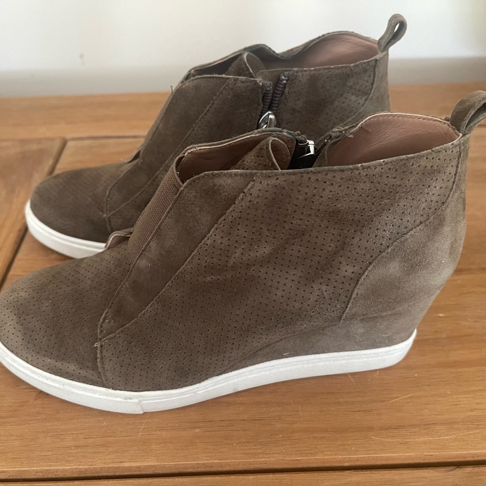 Paolo suede wedges